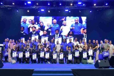 Zaliman (tengah) ketika Minggu Suai Kenal kemasukan pelajar baharu Diploma UniMAP baru-baru ini. Foto UNIMAP