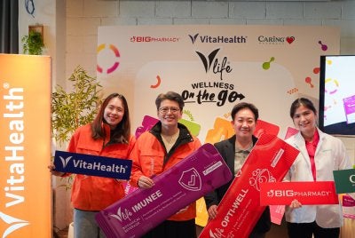 Dari kiri: Pearly, Dr KS Beh, Li Yen dan Shally menyempurnakan majlis pelancaran VLife, yang kini boleh didapati secara eksklusif di BIG Pharmacy dan CARiNG Pharmacy.