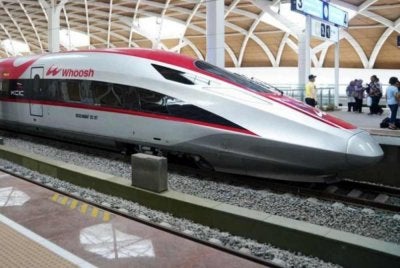 Kereta api laju Woosh menjadi pilihan pelancong Malaysia. - Agensi