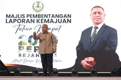 Saarani ketika membentangkan Laporan Kemajuan Tahun Keempat Perak Sejahtera 2030.