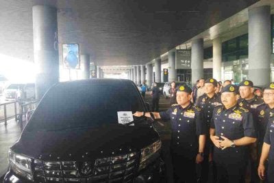Aedy Fadly menunjukkan kenderaan yang disita di KLIA Terminal 2.