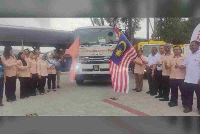 Ramli (empat dari kanan) bersama-sama Yang Dipertua MPHS, Julaihah Jamaludin (dari tepi kiri) semasa simbolik Majlis Penyerahan Lori Kompaktor dan Imej Baru KDEBWM, pada Isnin