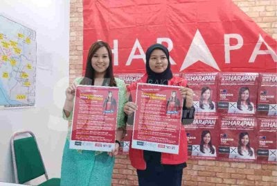 Sharon (kiri) bersama Masturah pada pelancaran enam tawaran untuk DUN Permas.