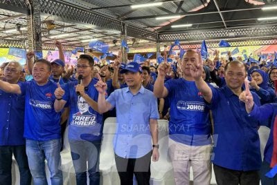 Onn Hafiz (tengah) pada Program Kasi On bersama MB Johor di Homestay Tok Marwan Semerah pada Isnin.