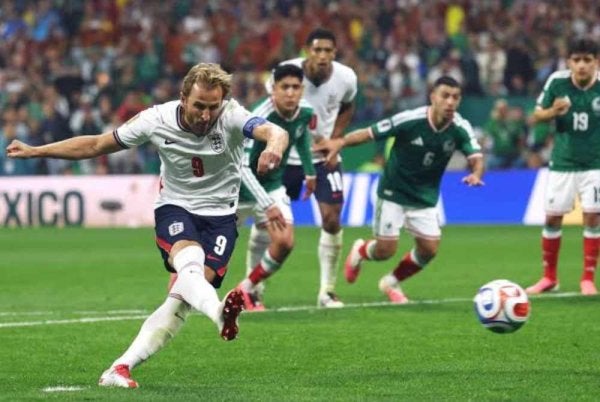 Kane tenang menyempurnakam sepakan penalti untuk England mendahului 3-1. - FOTO: Agensi