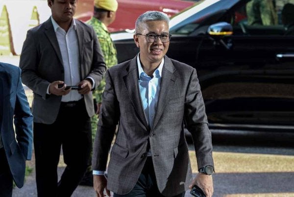 Tengku Zafrul hadir memberi keterangan dalam perbicaraan kes rasuah dan pengubahan wang haram melibatkan Tan Sri Muhyiddin Yassin di Mahkamah Tinggi Kuala Lumpur pada Isnin. - FOTO: Bernama
Tengku Zafrul, 53, yang merupakan saksi pendakwaan ke-11 tiba di kompleks mahkamah pada 8.30 pagi.
-- fotoBERNAMA (2026) HAK CIPTA TERPELIHARA