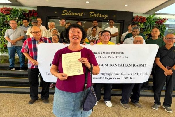 Penduduk menunjukkan memorandum bantahan yang akan diserahkan kepada Datuk Bandar Kuala Lumpur pada Isnin.
