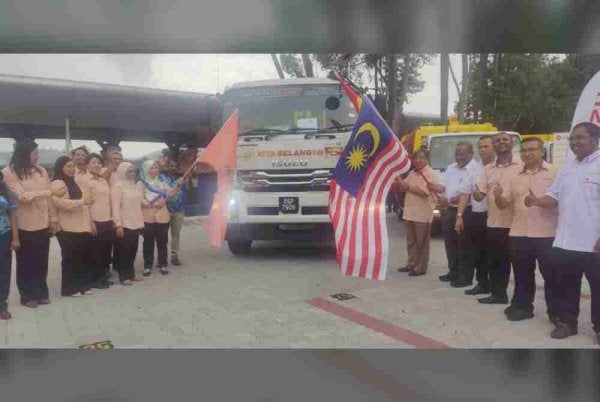 Ramli (empat dari kanan) bersama-sama Yang Dipertua MPHS, Julaihah Jamaludin (dari tepi kiri) semasa simbolik Majlis Penyerahan Lori Kompaktor dan Imej Baru KDEBWM, pada Isnin