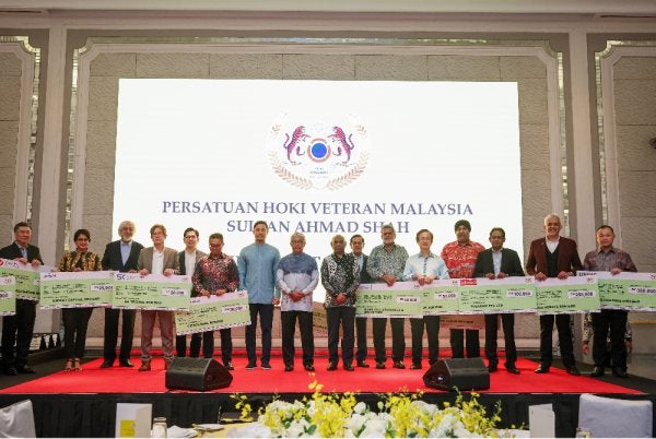 Al-Sultan Abdullah berkenan bergambar bersama para penaja Kejohanan Hoki Master Dunia 2026 semasa majlis santapan hi-tea Persatuan Hoki Veteran Malaysia Sultan Ahmad Shah pada Isnin. Foto: Bernama