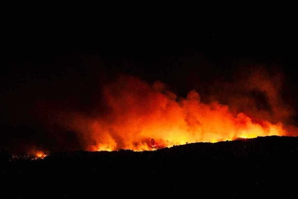 Kebakaran hutan terus marak di wilayah Aspres berhampiran Millas, selatan Perancis, sehingga memaksa lebih 10,000 penduduk dipindahkan. -FOTO:AFP