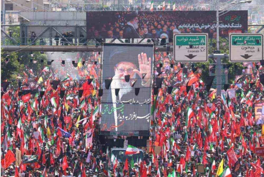 Orang ramai memenuhi jalan-jalan di Teheran bagi menghadiri perarakan pengebumian Khamenei dengan pihak berkuasa menganggarkan jutaan orang berada di jalanan. Foto AFP