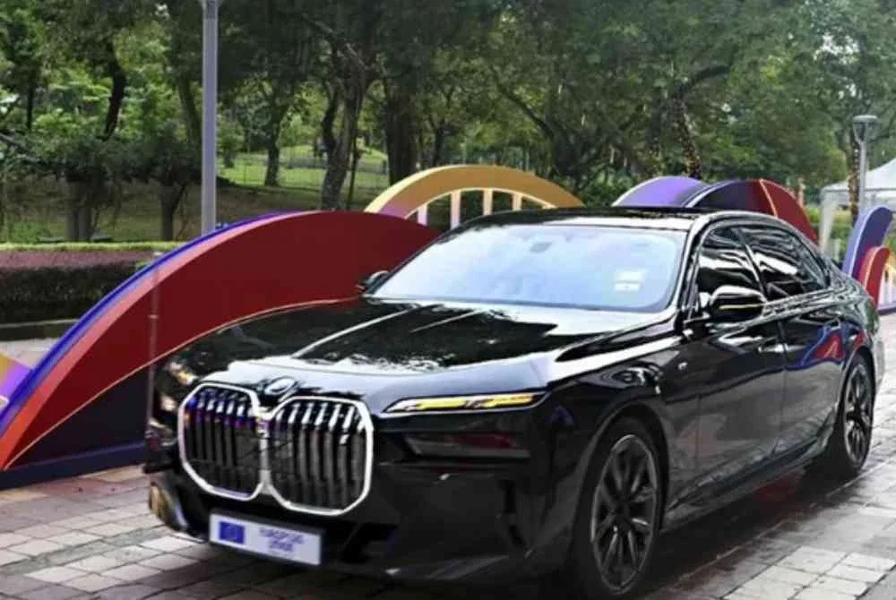 Kenderaan jenis BMW yang digunakan Perdana Menteri Datuk Seri Anwar Ibrahim baru-baru ini merupakan aset sedia ada milik kerajaan dan bukannya kenderaan rasmi baharu, kata Jabatan Perdana Menteri (JPM) bersama Bahagian Istiadat dan Urusetia Antarabangsa (BIUPA). Foto fail Bernama