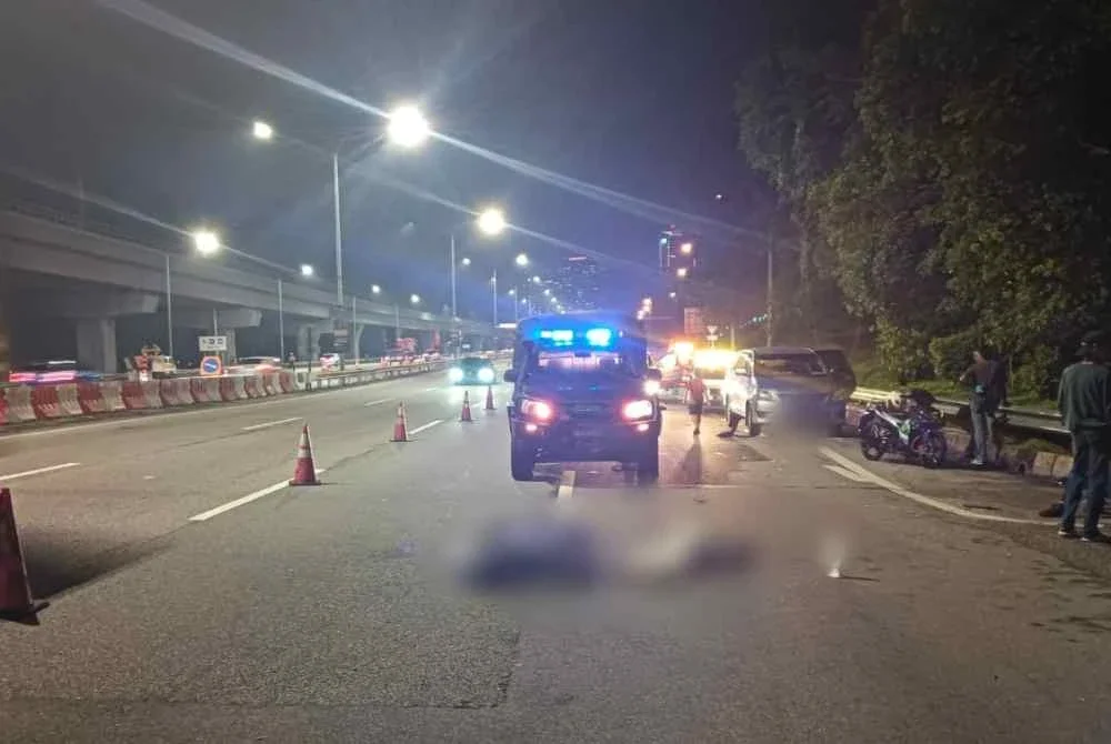 Mangsa maut selepas dirempuh sebuah MPV ketika mengalihkan baldi yang dijadikan tanda amaran di Kilometer 13.0 Lebuhraya Cheras-Kajang pada Isnin.