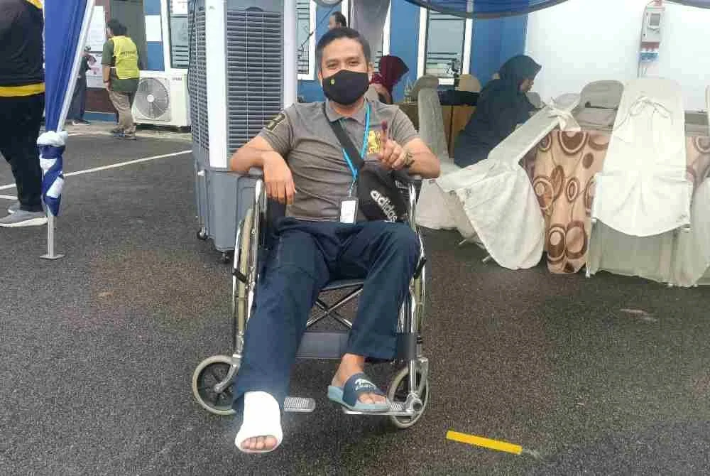 Sarjan Shahrizal yang mengalami kecederaan sehingga kaki kanannya bersimen, tetap hadir mengundi pada di Dewan PSP No. 2, IPK Johor, Johor Bahru pada Selasa.