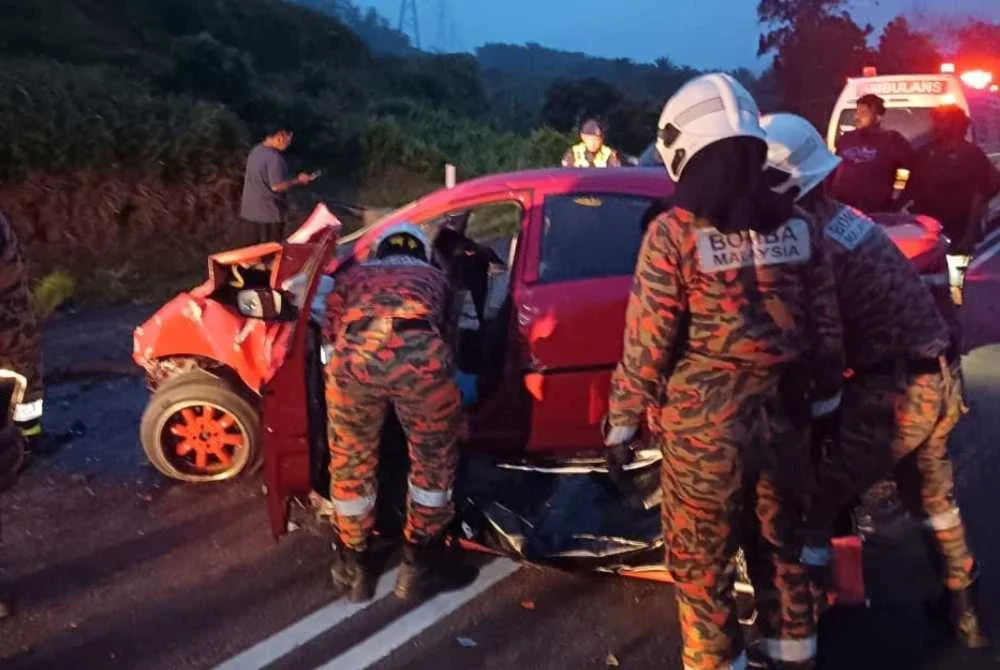 Pasukan bomba menyelamatkan mangsa yang tersepit dalam nahas dua kenderaan berhampiran Jabatan Pengangkutan Jalan (JPJ) Benta pada Selasa. Foto Bomba Pahang