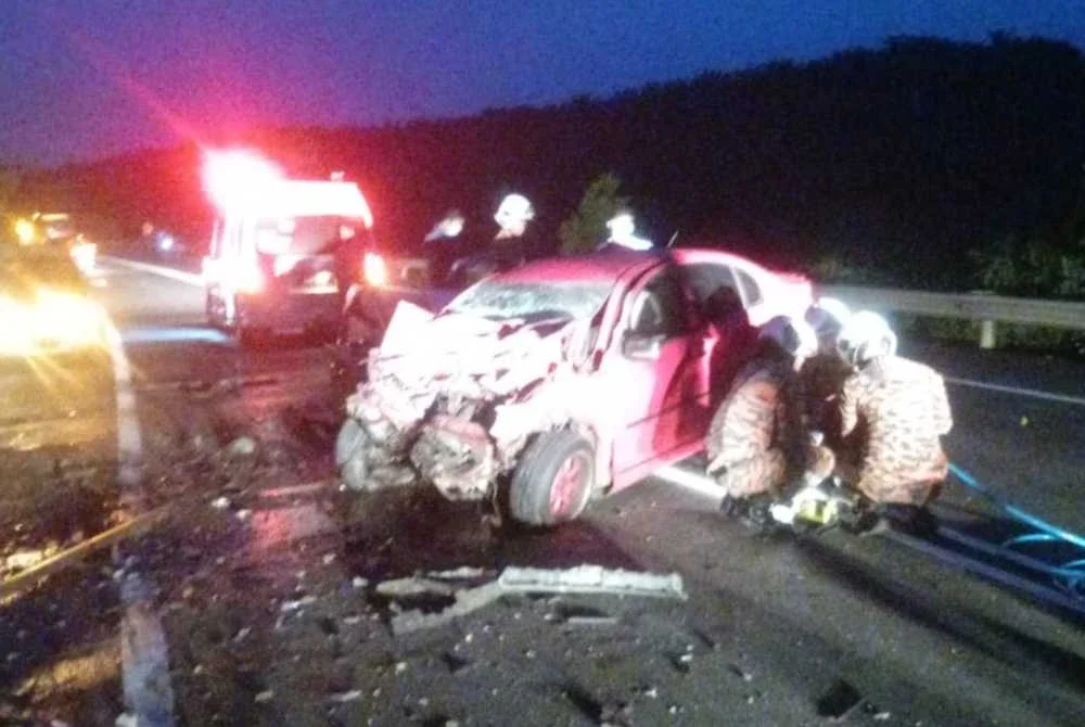 Keadaan kereta yang dinaiki pasangan suami isteri yang maut dalam nahas dua kenderaan berhampiran Jabatan Pengangkutan Jalan (JPJ) Benta pada Selasa. Foto Bomba Pahang