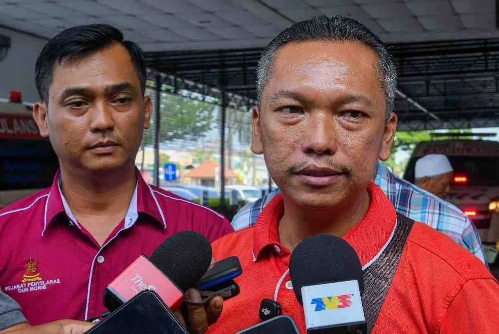Mohd Firuz Ibrahim (kanan) bapa kepada pelajar mangsa tikaman di sebuah sekolah menengah di Banting semasa ditemui di Hospital Banting di mana manga berkenaan menerima rawatan. Foto Bernama. 