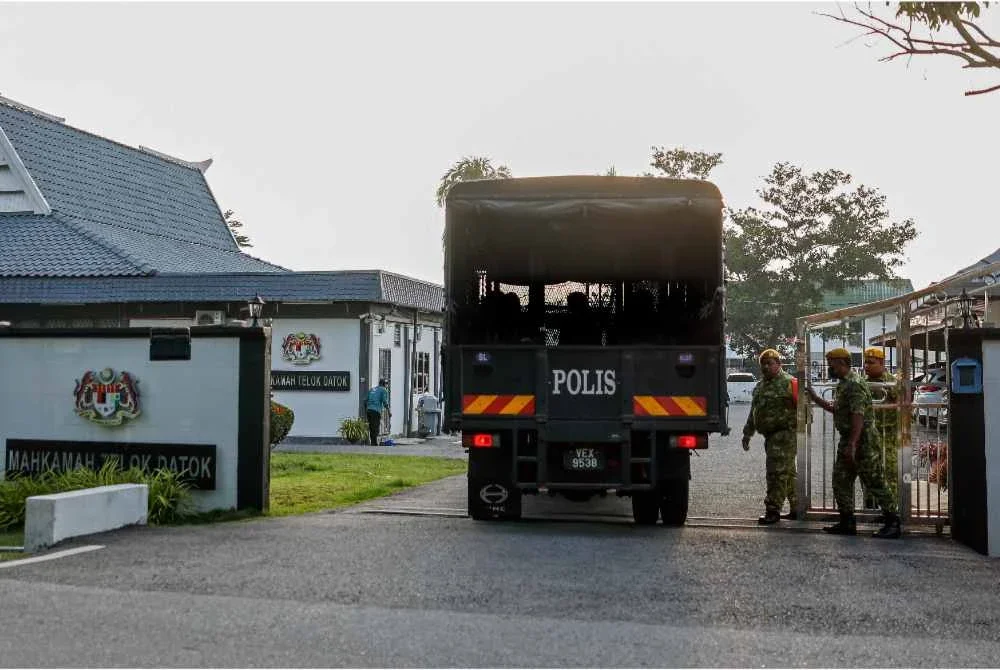 Suspek kes tikam seorang pelajar perempuan tingkatan tiga di sebuah sekolah di Banting di sini direman empat hari bermula hari ini.