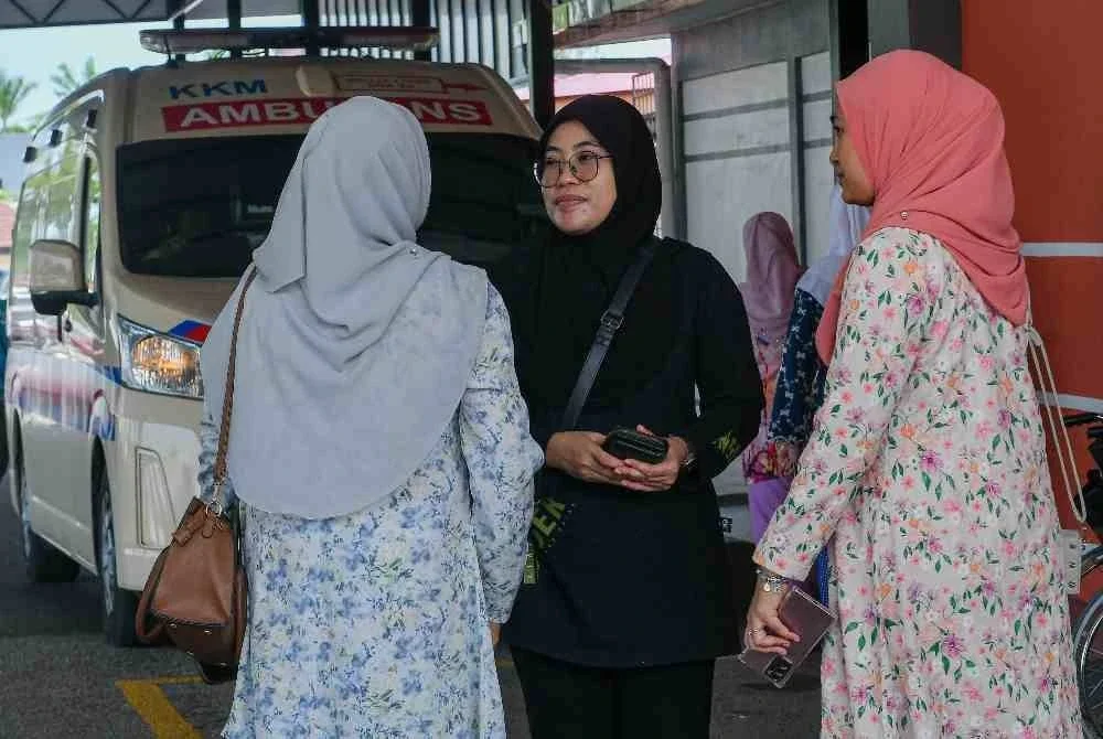 Ahli keluarga kepada pelajar mangsa tikaman di sebuah sekolah menengah di Banting berada di Hospital Banting di mana mangsa berkenaan menerima rawatan pada Isnin. Foto Bernama.