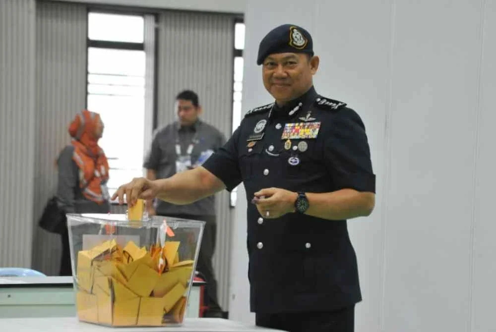 Ab Rahaman mengundi di Dewan Pasukan Simpanan Persekutuan (PSP) No 2 di Ibu Pejabat Polis Kontinjen (IPK) Johor pada Selasa.