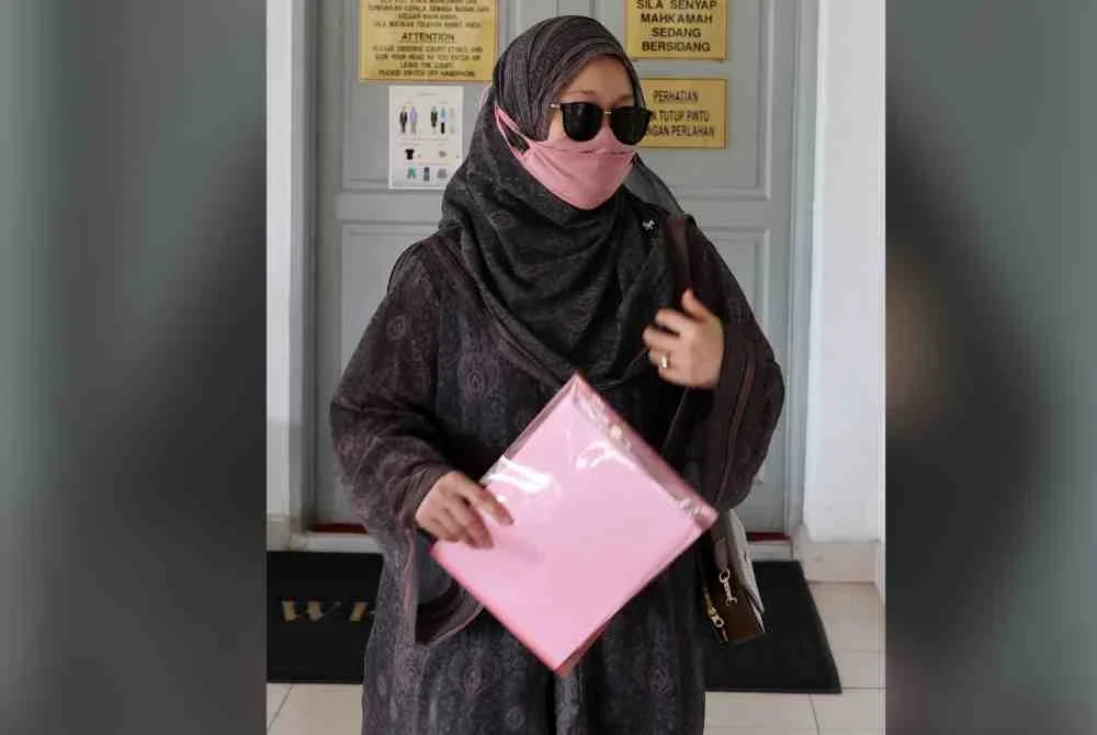 Suri rumah, Nur Nadia didenda RM4,000 oleh Mahkamah Sesyen Sepang hari ini selepas mengaku bersalah membuat dan memulakan penghantaran komunikasi palsu menerusi aplikasi Threads berhubung kenaikan harga minyak. Foto: Bernama 