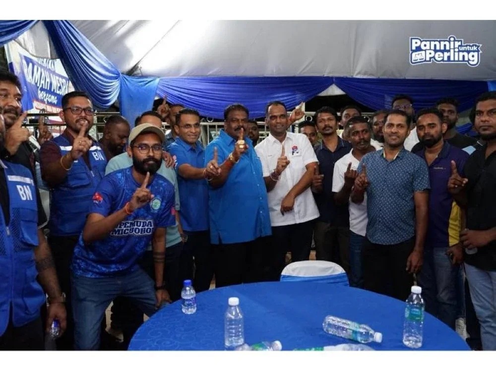 Pannir (enam, kiri) menanggap pencalonan beliau mewakili MIC juga simbol penghargaan kepada kaum India di Johor Bahru.
