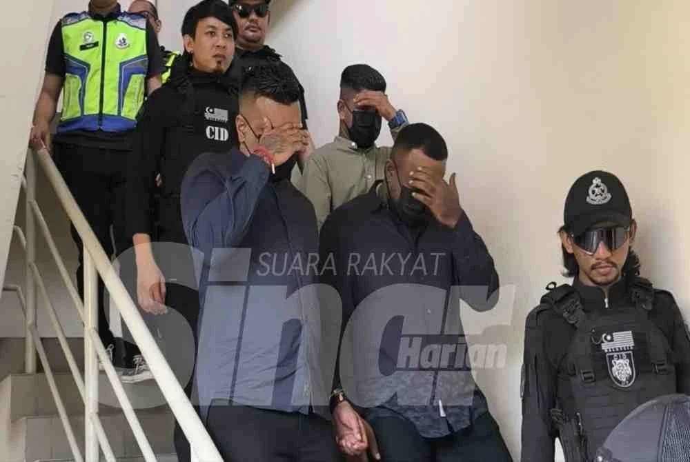 Kumaran yang memakai kemeja berwarna hijau, Kisshen Nair (kemeja biru gelap) dan Surendran (kemeja hitam) dibawa keluar dari Mahkamah Sesyen Petaling Jaya pada Selasa untuk proses ikat jamin.