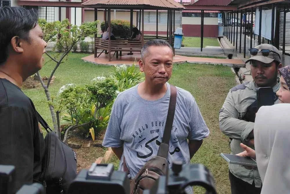Mohd Firuz (tengah) ditemui pemberita di Hospital Banting pada Selasa.