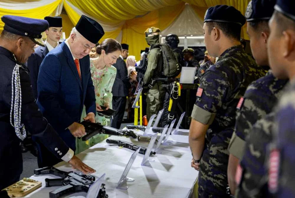 Sultan Nazrin Shah dan Tuanku Zara berkenan melihat senjata yang dipamerkan selepas baginda merasmikan Kem Sultan Nazrin Shah 69 Komando di Ulu Kinta pada Selasa. Foto Bernama