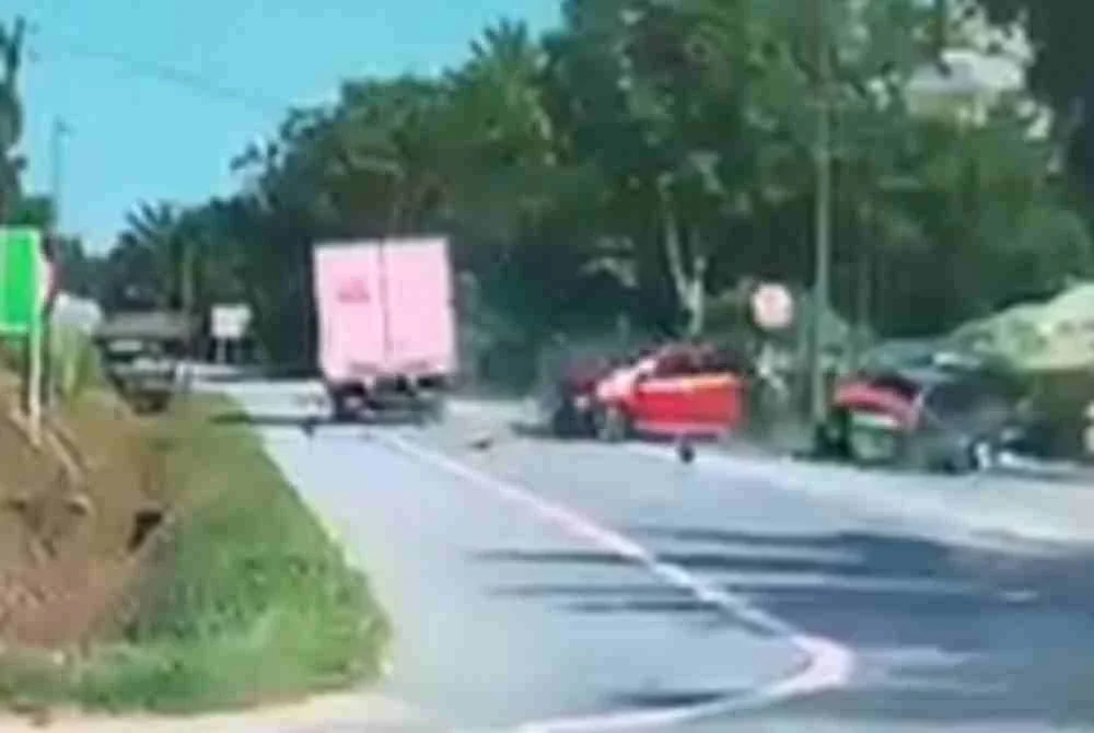 Rakaman kamera papan pemuka menunjukkan Perodua Axia dipandu mangsa sebelum dirempuh sebuah lori dalam kejadian di Kilometer 50, Simpang Tiga Kampung Batu 29, Jalan Persekutuan Kuala Terengganu-Kota Bharu, di Setiu pada Isnin.