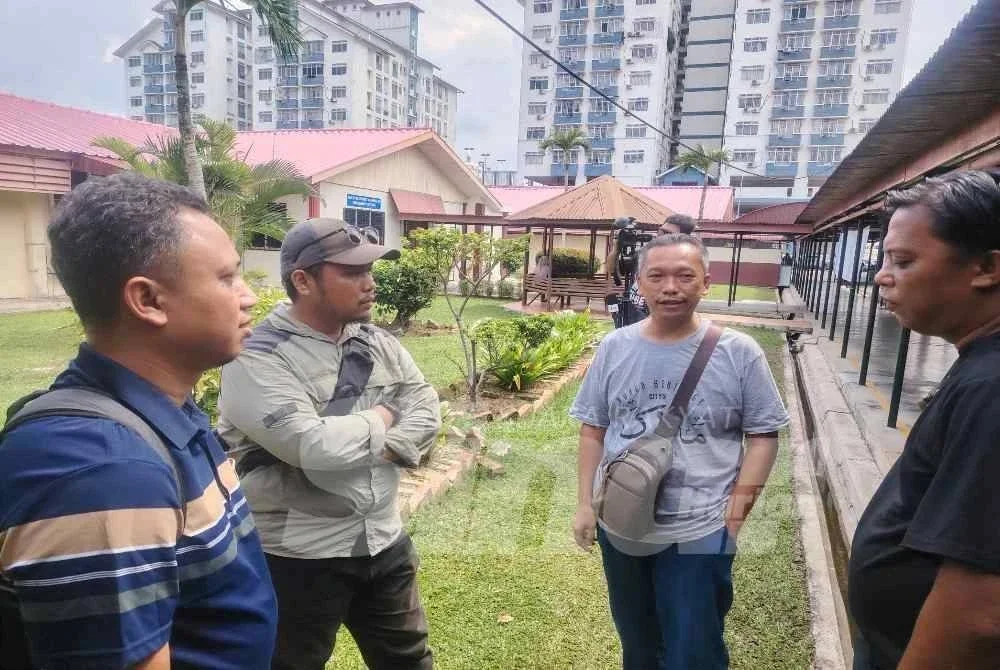 Mohd Firuz (dua dari kanan) ketika ditemui pemberita di Hospital Banting pada Selasa.