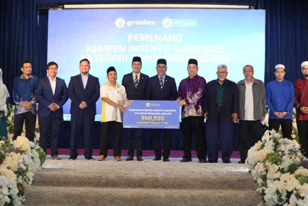Mohd Khaidzir (enam dari kanan) menyampaikan penghargaan kepada pemenang kempen insentif ejen kategori penolong amil IPT semasa majlis itu pada Selasa.