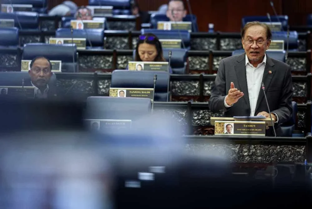 Anwar menjawab soalan pada Waktu Pertanyaan-Pertanyaan Menteri sempena Mesyuarat Kedua, Penggal Kelima, Majlis Parlimen Kelima Belas di Bangunan Parlimen pada Selasa. Foto Bernama
