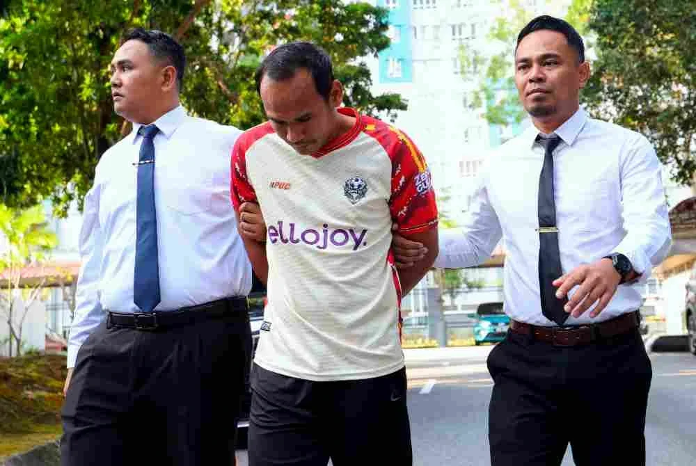 Mohd Rashid Sidek, 42, (tengah) mengaku tidak bersalah di Mahkamah Majistret Seremban hari ini atas pertuduhan memperdaya dan menipu dua wanita. Foto: Bernama