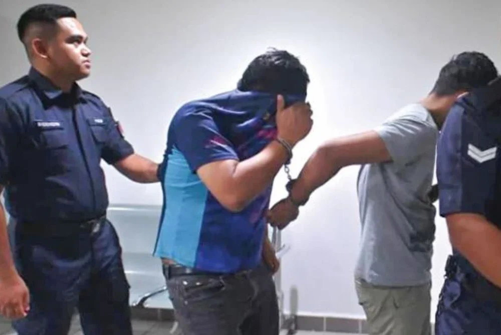 Hakim Mohd Zul Zakiqudin Zulkifli menjatuhkan hukuman itu terhadap Mohd Hasfyanizam Mansor, 50, dan rakannya Mohamad Fazley Jaafar, 31, yang bekerja sebagai buruh pada akhir kes pembelaan hari ini.