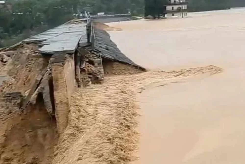 Rakaman tular memaparkan arus lumpur deras mengalir selepas dinding konkrit empangan runtuh. - Foto Agensi