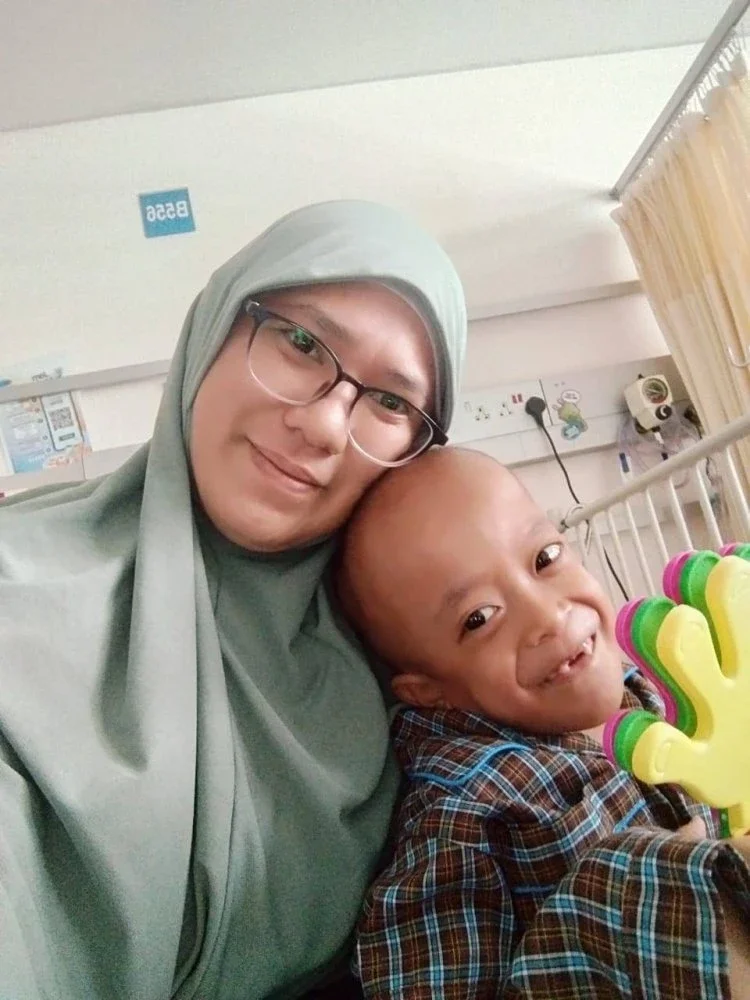 Mohammad Eiyad bersama ibunya, Siti Shafifah.