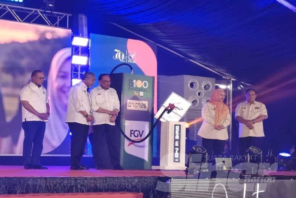 Anwar merasmikan sempena Sambutan Hari Peneroka dan Ulang Tahun Ke-70 Felda di Stadium Tun Abdul Razak, Bandar Pusat Jengka di sini pada Selasa.