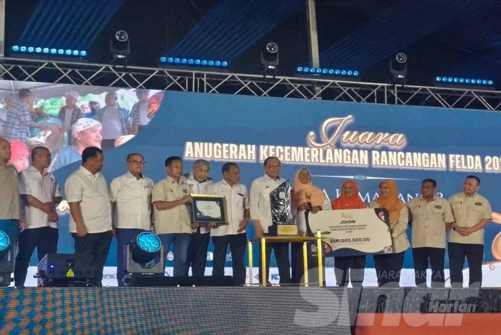 Anwar menyampaikan anugerah RM1juta kepada pemenang anugerah kecemerlangan Rancangan Felda 2026 sempena Sambutan Hari Peneroka dan Ulang Tahun Ke-70 Felda di Stadium Tun Abdul Razak, Bandar Pusat Jengka di sini pada Selasa.