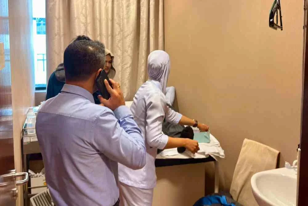 Gambar menunjukkan Ahli Parlimen Kuala Terengganu, Datuk Ahmad Amzad Hashim ketika menerima rawatan yang dikongsikan melalui Facebook rasmi nya pada Selasa.
