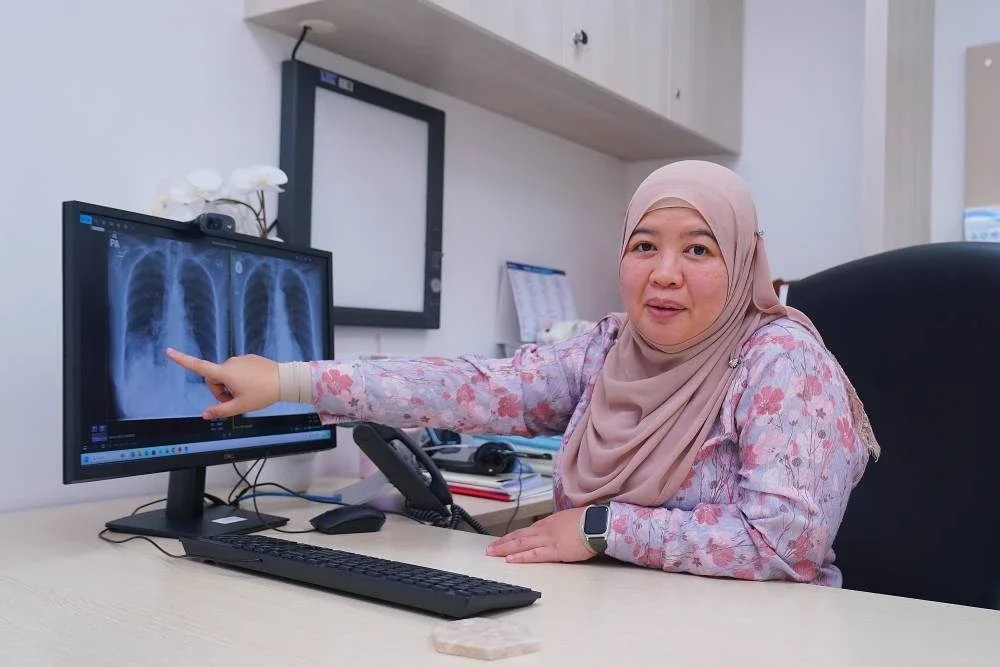 Dr Marfu'ah menunjukkan x-ray seorang pesakit mengidap kanser paru-paru.