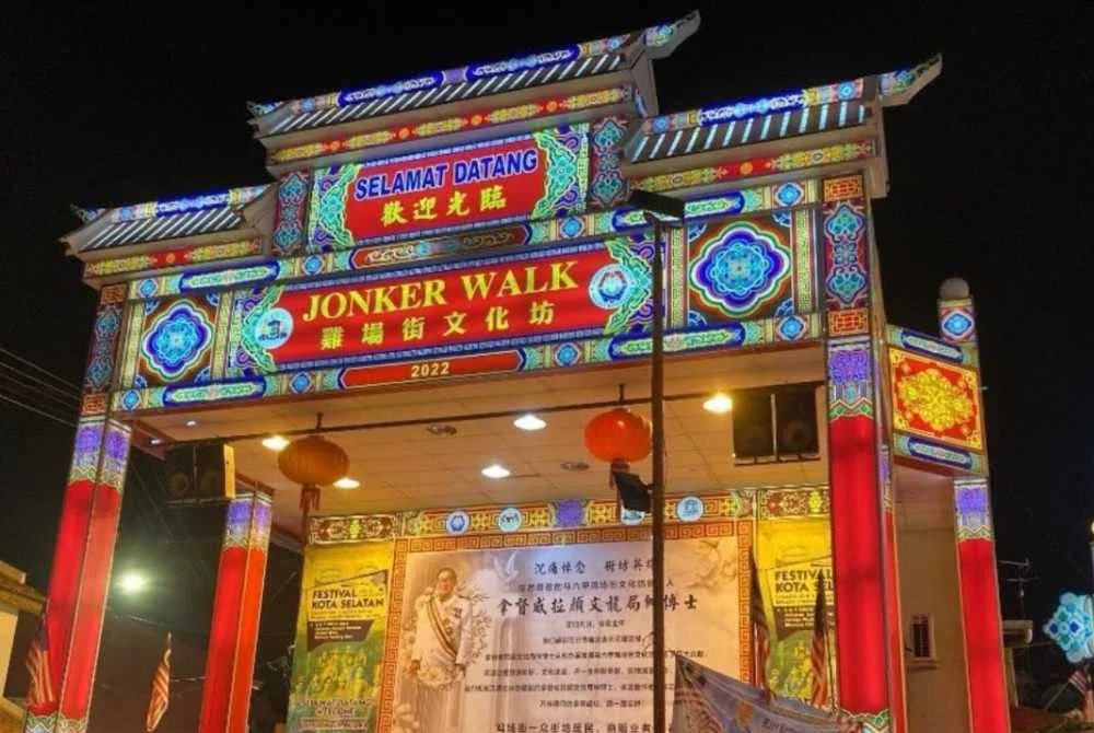 Polis tahan tiga warga asing dipercayai aktif melakukan jenayah seluk saku di Jonker Walk, Melaka.