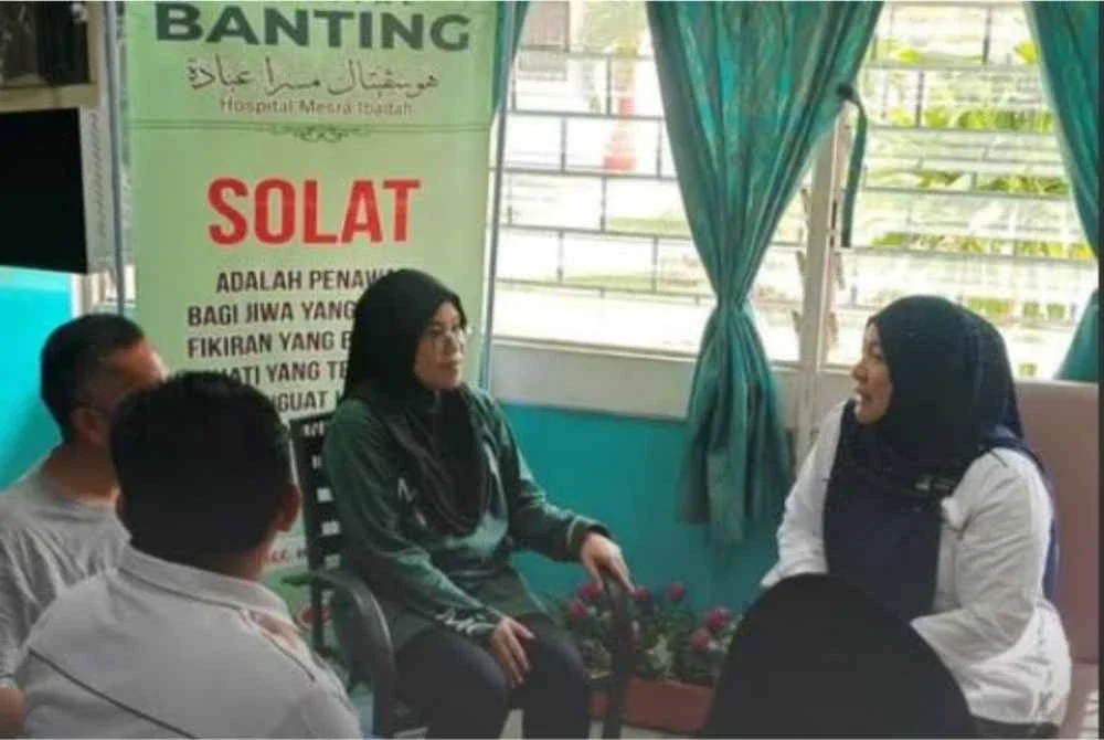 Kunjungan ziarah berkenaan diketuai Pengarahnya, Wan Nor Ashikin Abu Kassim di Hospital Banting di Kuala Langat, hari ini.