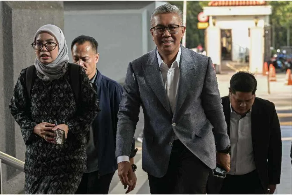 Tengku Zafrul, 53, yang merupakan saksi pendakwaan ke-11 tiba di kompleks mahkamah pada 9 pagi. Foto Bernama 