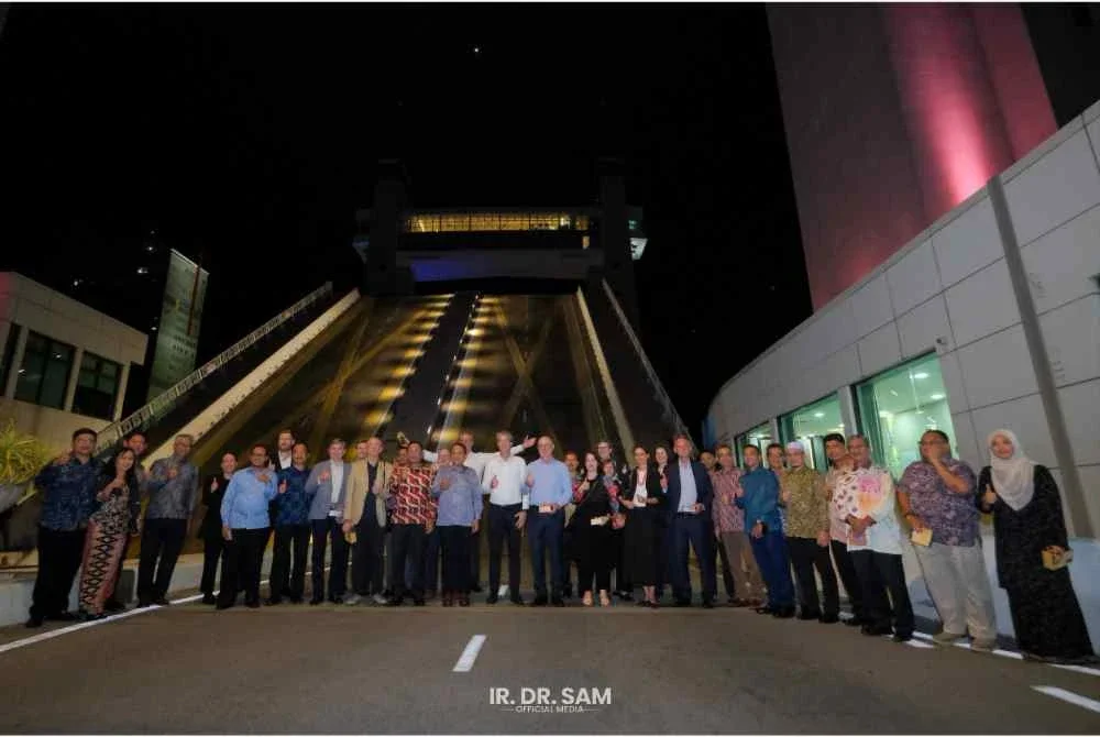 Selepas majlis makan malam santai bersama delegasi Kesatuan Eropah di Elysium, mereka dibawa melawat Jambatan Angkat Kuala Terengganu.