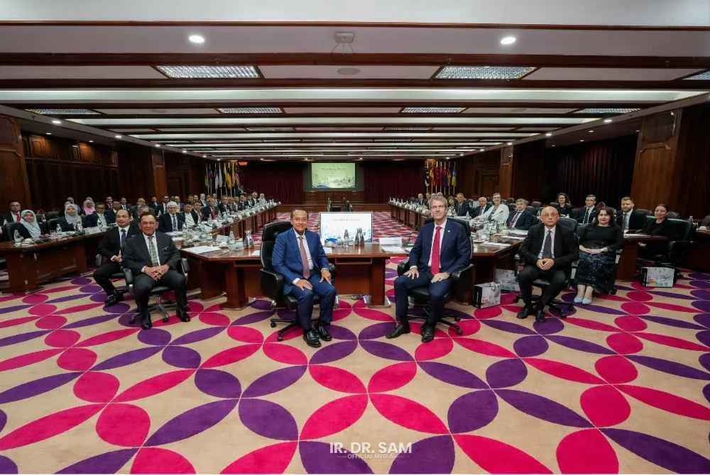 Delegasi Duta-Duta Kesatuan Eropah (EU) ke Terengganu menghadiri sesi taklimat bersama Kerajaan Negeri yang berlangsung di Wisma Darul Iman.