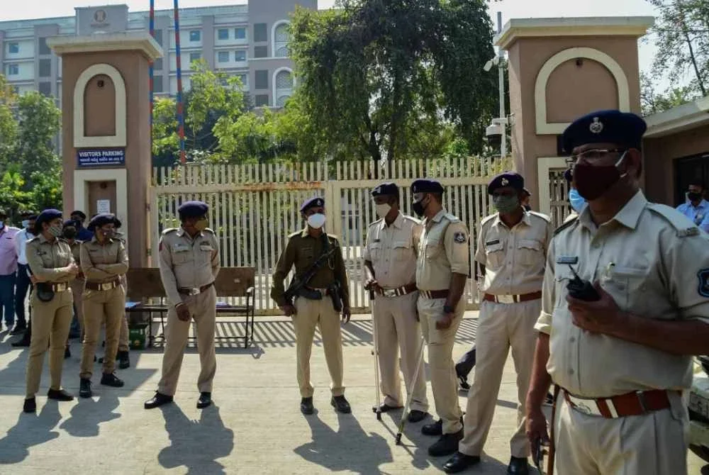 Mahkamah Tinggi di negeri Gujarat, barat India pada Selasa mengekalkan hukuman mati terhadap 38 individu yang disabitkan kesalahan berhubung letupan bom pada 2008. - FOTO: The Guardian
