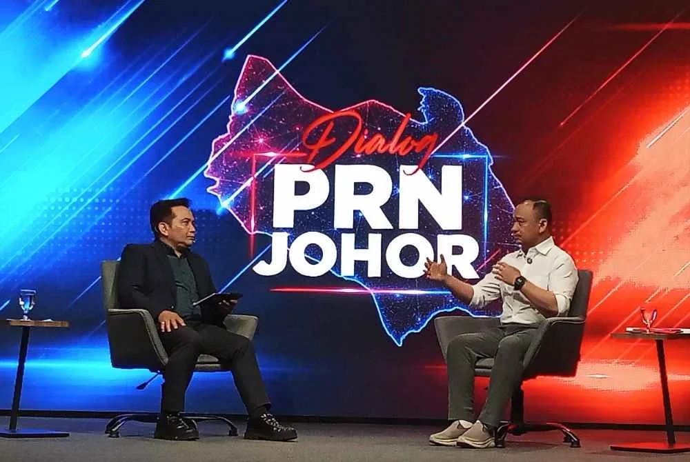 Maszlee (kanan) ketika Dialog PRN Johor yang berlangsung di Auditorium RTM Jabatan Penyiaran Negeri pada Selasa.