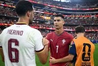 Respek... Merino menyapa Ronaldo selepas perlawanan tamat. Foto Agensi