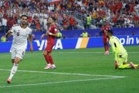 Gol lewat permainan Merino (kiri) singkirkan Portugal dan hantar Sepanyol ke suku akhir Piala Dunia. Foto Agensi